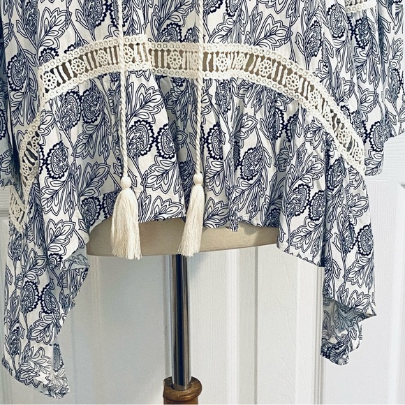Umgee Navy Floral Boho Blouse Top Sharkbite Hem Bell Sleeve Crochet Womens Sz M - Picture 3 of 9
